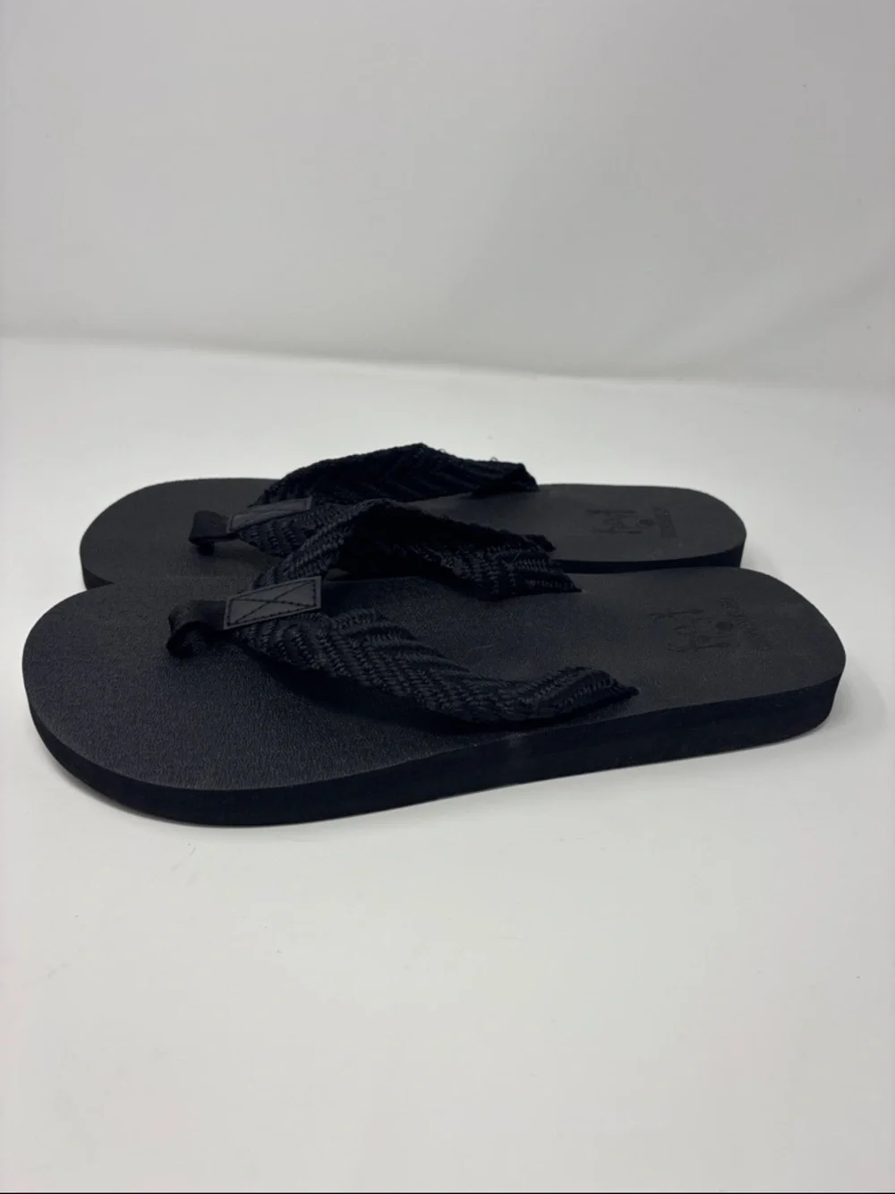 Kuailu | 12 Black Braided Strap Flip Flops